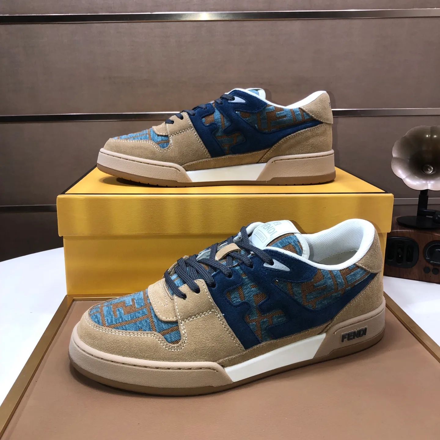 Men's men's shoes 💰600💰 Fendi 2023 latest couple model 🔥 Many 💑 stars have the same style FD match Original one-to-one replica Designer Kim Jones's first sneaker fendi match and Donkey brand Trainer basketball sneakers Material: Original silk leather Lining: Breathable mesh Packaging: Original 1:1 matching high-end packaging Size: Female 35-40 Male 38-44 (45 46. Custom-made (no return or exchange)